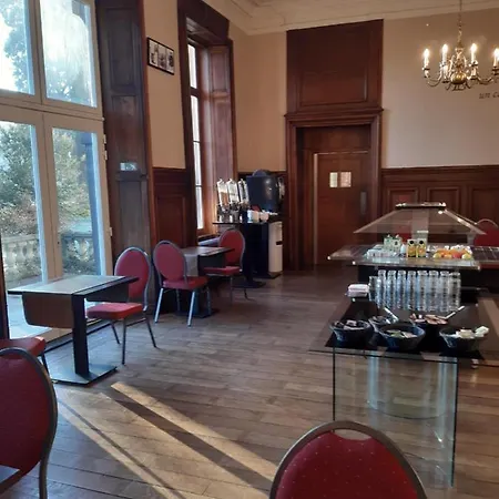 Domaine Du Chateau De La Neuville Hotel