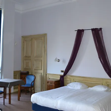 호텔 Domaine Du Chateau De La Neuville 3*