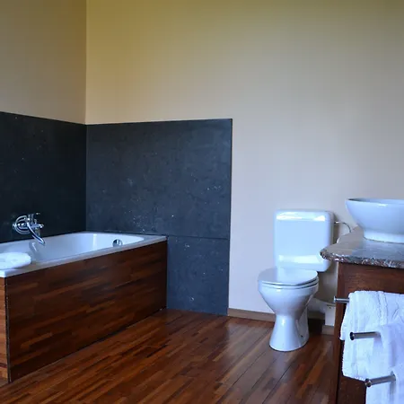 Otel Domaine Du Chateau De La Neuville