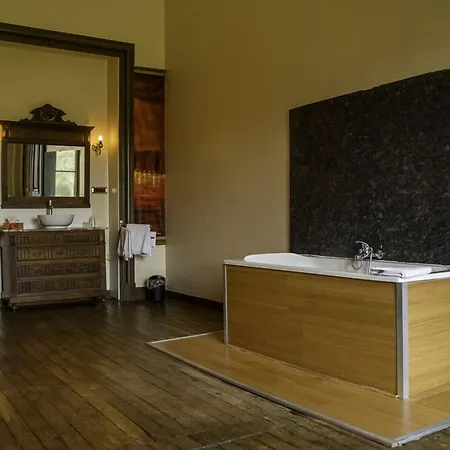 Domaine Du Chateau De La Neuville Otel 3*