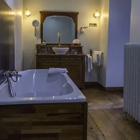 Domaine Du Chateau De La Neuville 3*