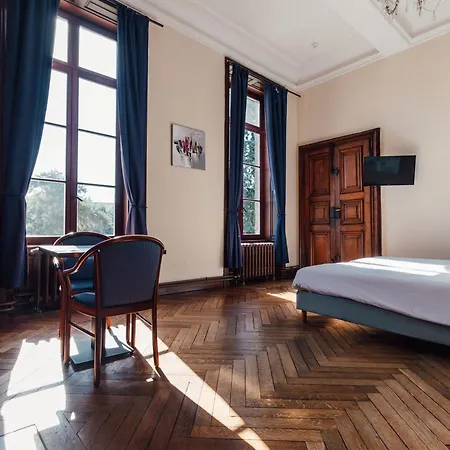 Domaine Du Chateau De La Neuville Hotel