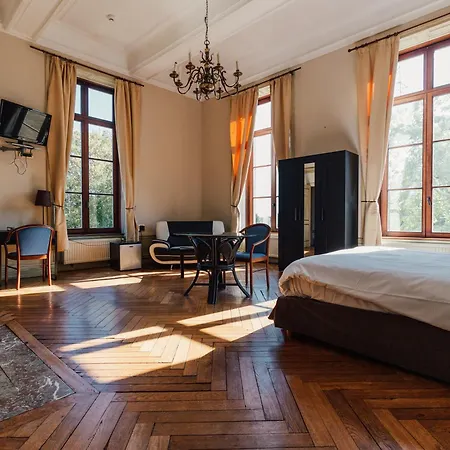 호텔 Domaine Du Chateau De La Neuville 3*