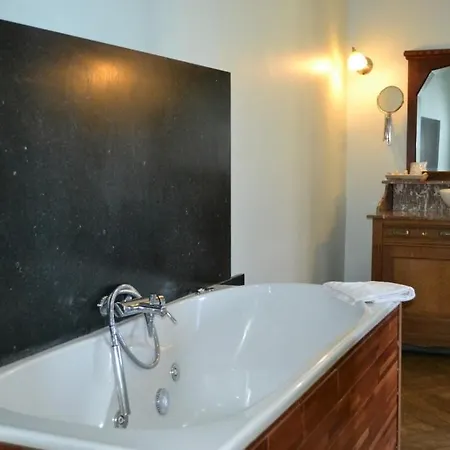 Otel Domaine Du Chateau De La Neuville